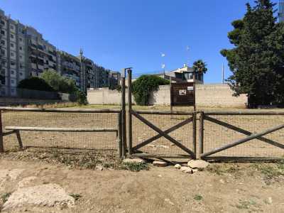 Nel quartiere Santa Rita sono presenti due aree sgambamento. La prima si trova in via Luigi Quaranta. Presenta una staccionata di legno come recinzione, ma molto bassa. E qui non troviamo n� panchine n� fontanelle